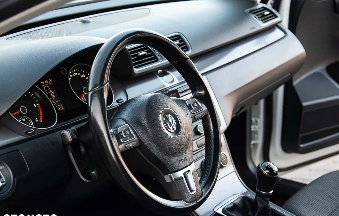 Volkswagen Passat cena 41900 przebieg: 225000, rok produkcji 2013 z Wyszków małe 742